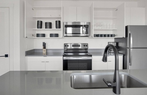 West Colfax Apartment | Luxe Sloan's Lake 2BR w/ Gym, W/D & Roof Deck, near Park, by Blueground