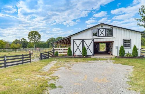 Lebanon Apartment | Luxe Stable Suite Farm Stay in Lebanon!