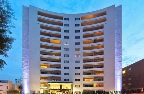 Hollywood Apartment | Luxe Studio in Full Service Hollywood Building