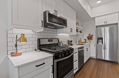 Berkley Condo | Luxurious 2 bedroom/private balcony/fire pit/views!