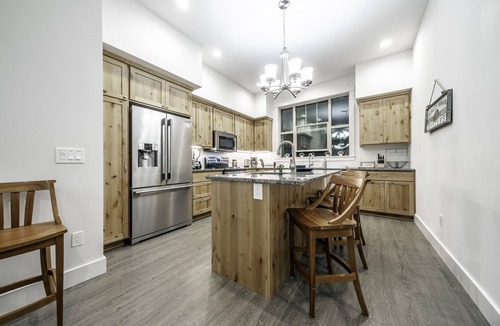 Coos Bay House | Luxurious Oregon Coast Townhouse with Mesmerizing Views!