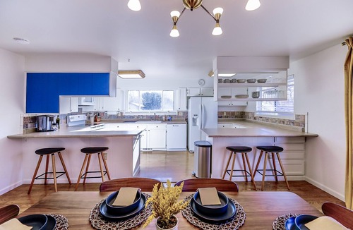 North Central Westminster House | Luxurious & Spacious Home with Mini Golf, Arcade Games, Fire Pit and more!
