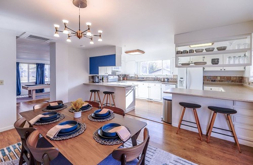 North Central Westminster House | Luxurious & Spacious Home with Mini Golf, Arcade Games, Fire Pit and more!
