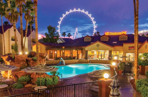 Las Vegas Villa | Luxurious Villa with Home Theater and Gaming System | Close to the Strip + Amazing Amenities