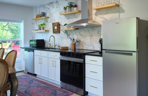 Parkridge Apartment | Luxury 1BR, Sleeps 4, Walk to stadium/downtown, Full kitchen, W/D