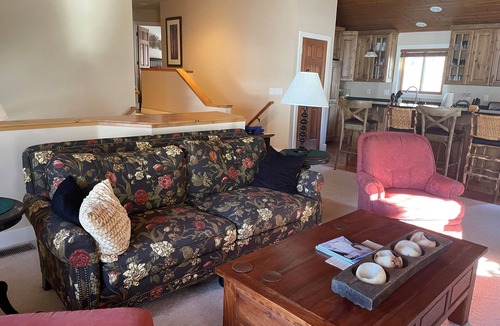 North Park City House | Luxury 4BR Twinhome Sleeps 12. Near ski resorts & bus. 3000 sq ft,