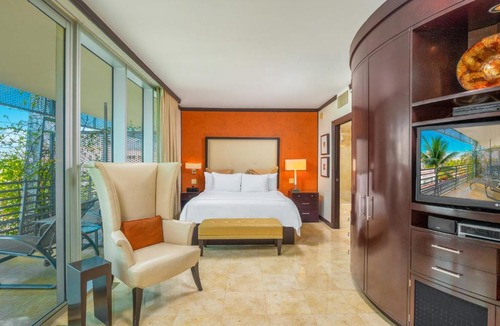 South Beach House | Luxury Balcony Suite - Across the Beach and Espanola Way