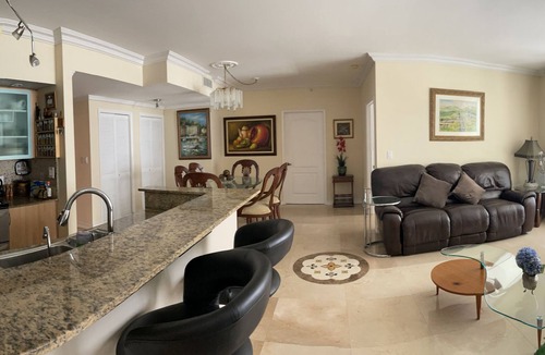 Sunny Isles Beach Apartment | Luxury Condo Across from the Beach. STR-00342