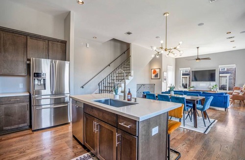 East Downtown Houston House | Luxury Downtown Home w Rooftop Deck in the Skyline