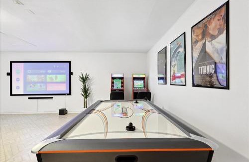 Red Oak House | Luxury Gem in the Forest-Pool&Jacuzzi&Cinema&Games