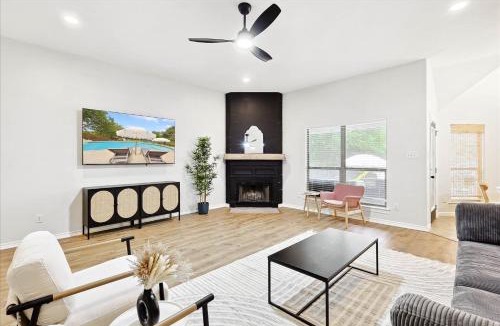 Red Oak House | Luxury Gem in the Forest-Pool&Jacuzzi&Cinema&Games