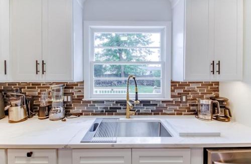 Dunn Loring House | Luxury Home in Heart of Vienna w/ huge backyard