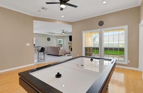Edelweiss House | Luxury Home with Gourmet Kitchen - 3 Miles to A&M, Sleeps 14