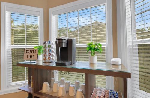 Edelweiss House | Luxury Home with Gourmet Kitchen - 3 Miles to A&M, Sleeps 14