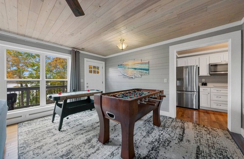 Scottsville House | Luxury lake nest, private docks, hot tub, game and kid room, year round Lakeview