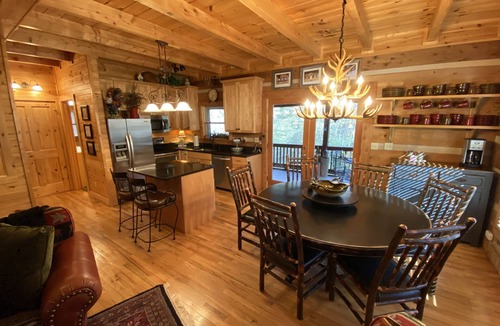 Blowing Rock Cabin | ☆Luxury Log Cabin☆3K/1Q/4 Full-bunks☆Fireplace☆Firepit☆4TVs☆Jacuzzi☆Foosball☆