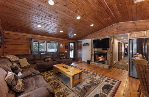 Warrensburg House | luxury log home mins from Lake George, w/heated salt water pool!