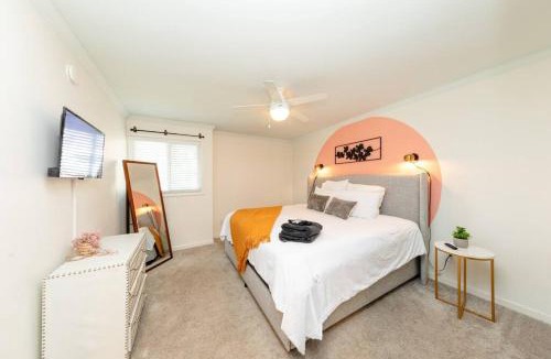 West End Apartment | Luxury Midtown 2BR Family Suite Sleeps 8 guests with Private Balcony and Optional Parking Walk to Parthenon & Vanderbilt Near Broadway
