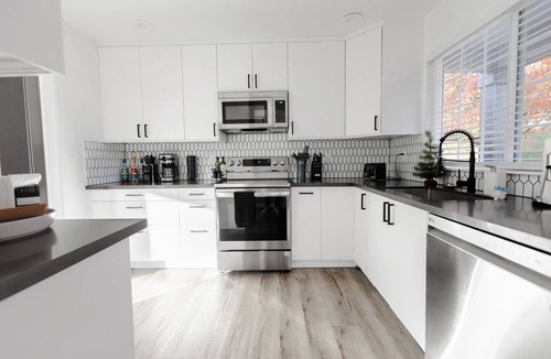 Four Corners House | Luxury Modern King Suite - Family/Business Getaway