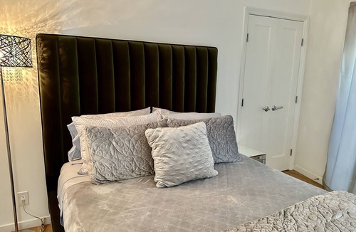 Eureka Valley House | Luxury Modern Unit on Market St - w/Private Patio - Hot tub, Fire Pit, Lounge +