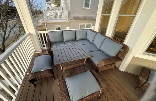 Gold Coast House | Luxury Newer construction -5BR 3.5 bath 2nd floor