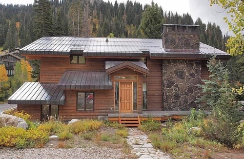 Salt Lake Mountain Resorts Ski Chalet | Luxury On Mountain Ski Accommodation located between Alta and Snowbird