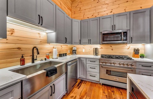 White Haven Cabin | Luxury Poconos Retreat w/Pool, Arcade, Golf Sim & More | Grand Timber