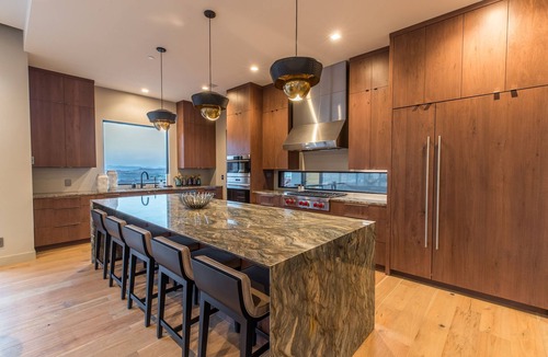Ivins House | Luxury Service 2 King Suites & PRIVATE Pool – Sleeps 4 – Daily HK