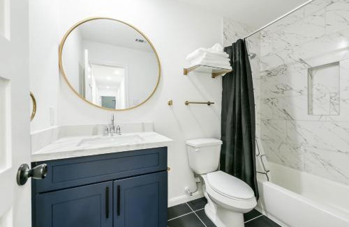 Baytown House | Luxury Sky View and Balconies