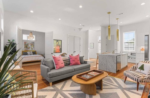 West Riverside House | Luxury Uptown 4BR | Courtyard | Elegantly Designed