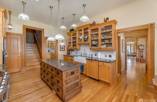Tulalip House | Luxury Victoria Home Bayfront w/Private Beach in the Heart of the City!