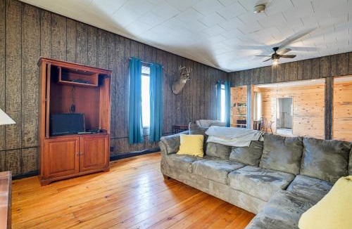 Lyndon Station Apartment | Lyndon Station Retreat about 9 Mi to Wisconsin Dells!
