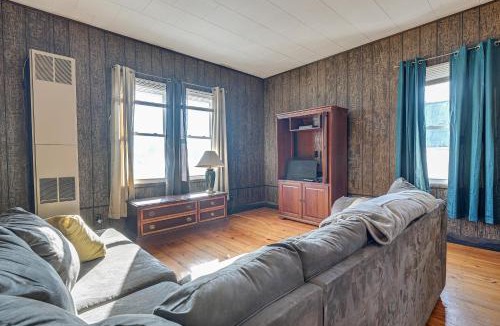 Lyndon Station Apartment | Lyndon Station Retreat about 9 Mi to Wisconsin Dells!
