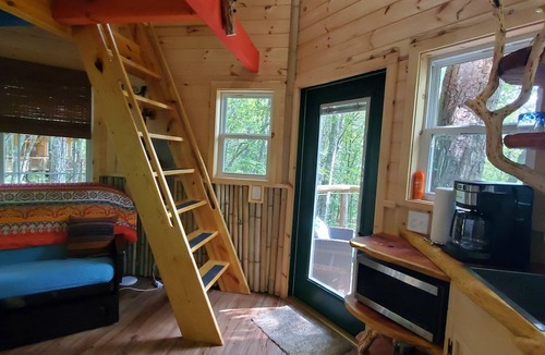 Copperhill Cabin | Magical Treehouse ~ Mountain Views ~ Dog Friendly