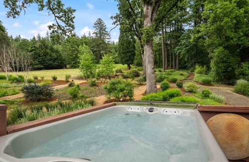 Far West House | Magnificent West Linn Escape on Two Acres, Golf, Hot Tub, Water Feature, 25 Min To Portland