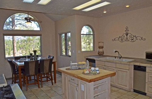 Woodland Park Cabin | Majestic Lodge only 22 miles from the base of Pike's Peak