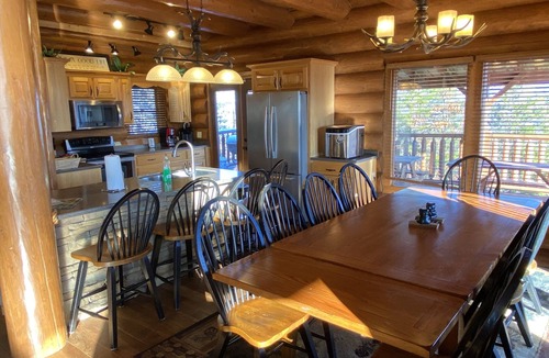 Pigeon Forge Cabin | Majestic Mountaintop Retreat- Breathtaking Views, Luxury Lodge over Pigeon Forge