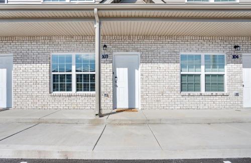 Clarksville Apartment | Make Lemonade in luxury w king bed and free parking plus 40 minutes to Nashville