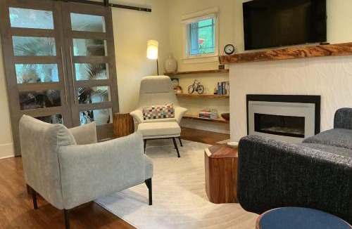 Martinez Park House | Maple Courtyard - Old Town with King Suite & Piano