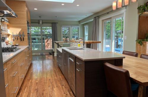 Martinez Park House | Maple Courtyard - Old Town with King Suite & Piano