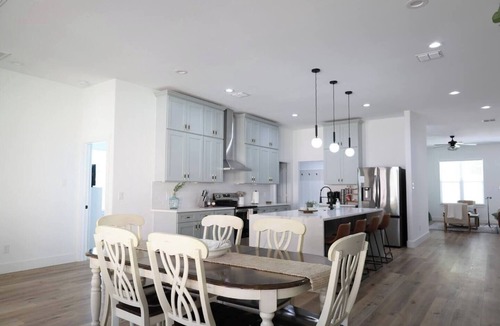 Bastrop House | Master suite/Soaking Tub/Spacious Kitchen