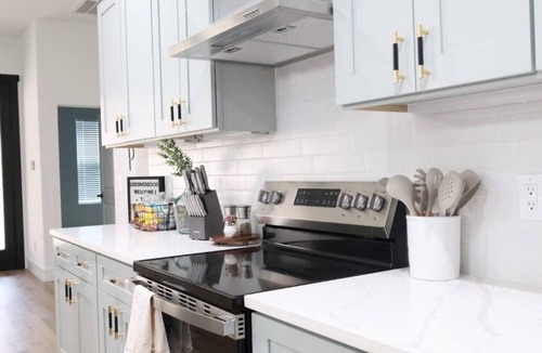Bastrop House | Master suite/Soaking Tub/Spacious Kitchen