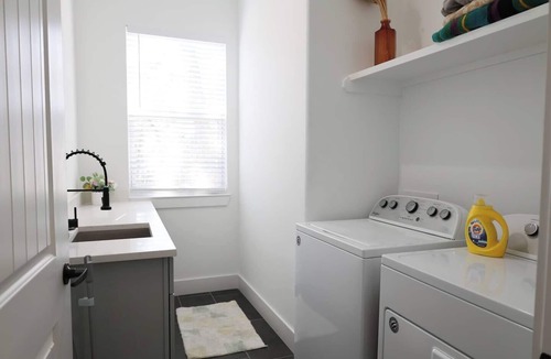 Bastrop House | Master suite/Soaking Tub/Spacious Kitchen