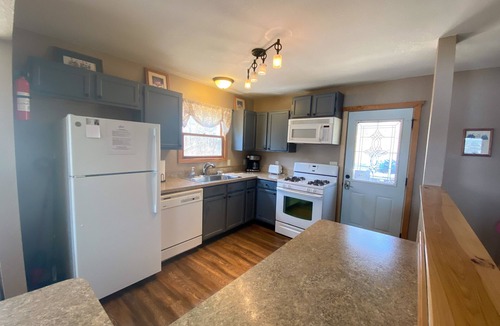 Wetmore House | Masters Retreat: Cozy Up by the Fire and Enjoy Autumn by the Lake!