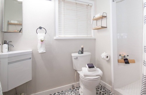 Raynolds Addition House | Metropolitan Mare: Pets + 1GB WiFi + DT Remodel
