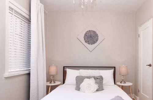 Raynolds Addition House | Metropolitan Mare: Pets + 1GB WiFi + DT Remodel