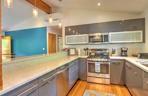 Glenwood Springs House | Mid Century Home with a Modern Twist in Downtown. Proximate to Everything w/AC!
