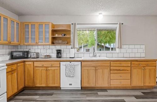 College Apartment | Midnight Sun Viewpoint Aurora