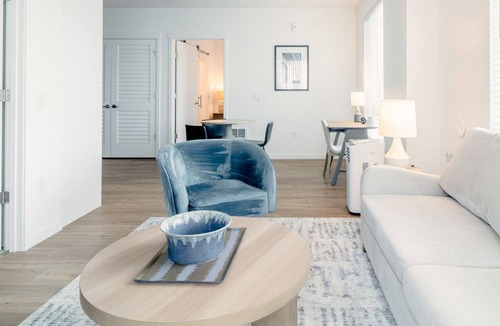Silver Lake Apartment | Modern Apartment in Prime Location (ID5770X40)