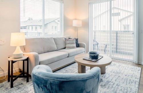 Silver Lake Apartment | Modern Apartment in Prime Location (ID5770X40)